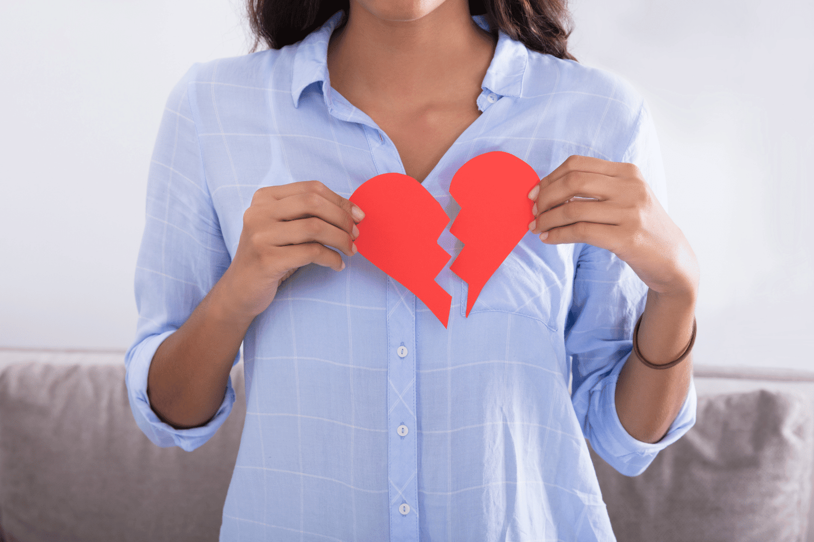 ¿Le rompieron el corazón a tu amiga? Aprende cómo ayudarla.