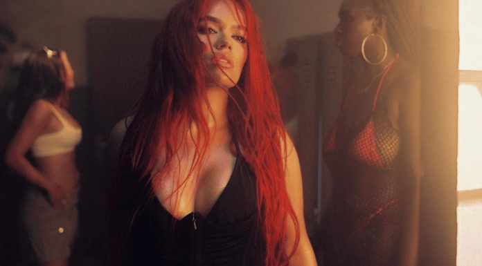 Fan de Karol G da a luz en pleno concierto Karol G