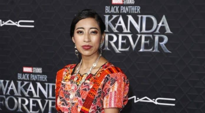 María Mercedes Coroy desfila por la alfombra roja en el estreno de Wakanda Forever