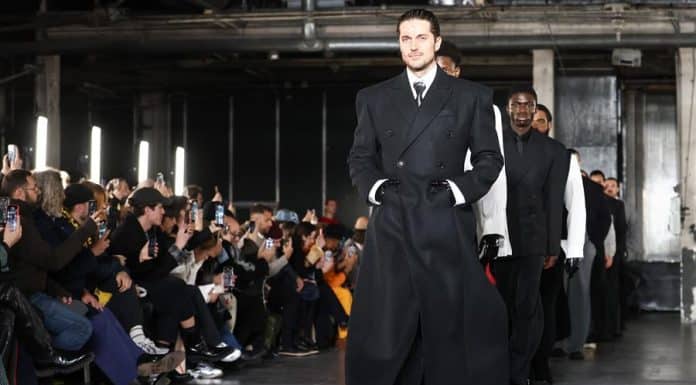 “American Psycho” se adueña de una pasarela parisina llena de rojo y cuero