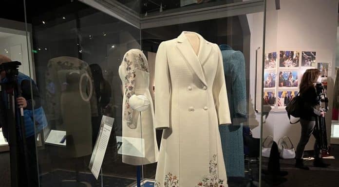 Jill Biden dona al Smithsonian los dos vestidos que llevó en la investidura