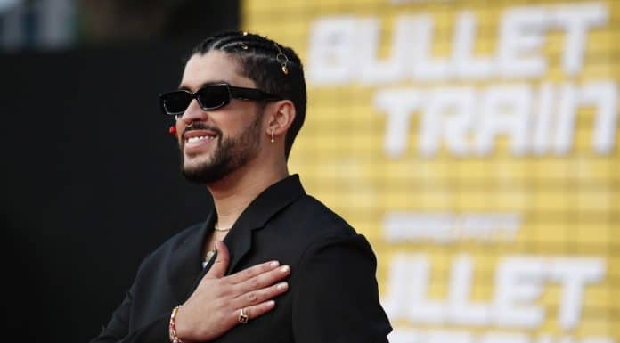 Bad Bunny lanza al mar el celular de una fan que grababa un video a su lado bad bunny