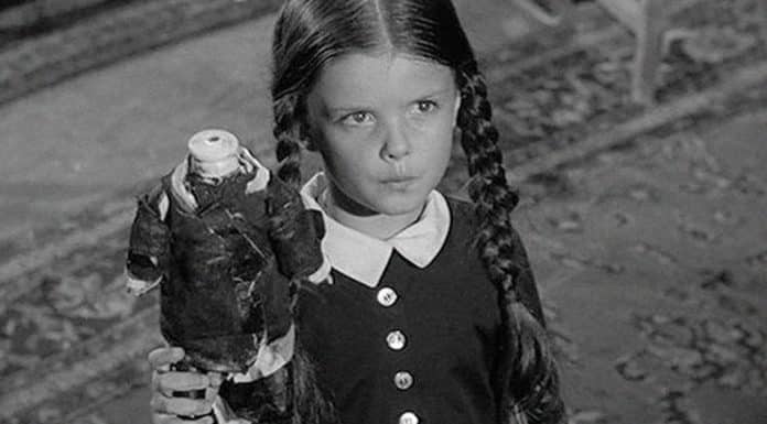 Muere la actriz quien interpretó a la primera Merlina Addams de la historia