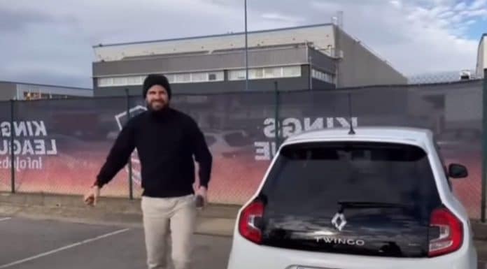 Piqué conduce un Renault Twingo en respuesta a Shakira
