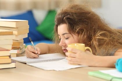 La procrastinación podría influir en la salud de los universitarios