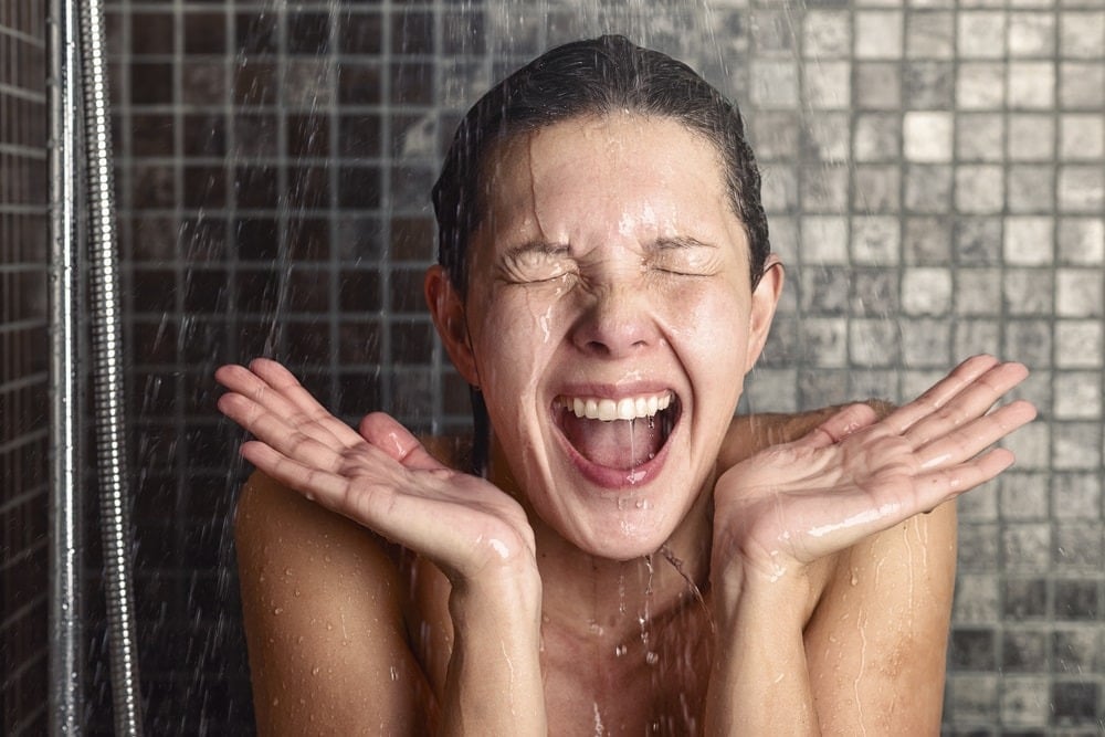 Bañarse con agua fría ayudaría a mejorar tu día y estado de salud mujer bañarse