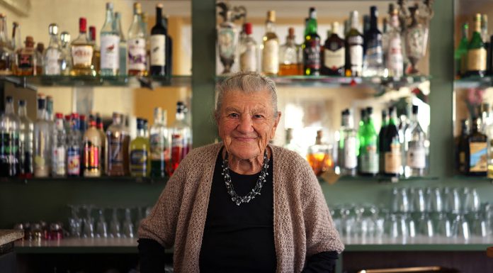 Tiene 101 años y no para de trabajar, es barista y no usa lentes
