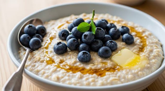 Papilla de avena y arándanos lista en 10 minutos