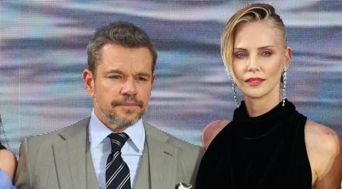 Charlize Theron confiesa que no podía dejar de ‘admirar’ el cuerpo de Matt Damon