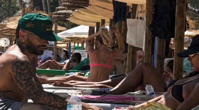 El ‘ex’ de Karol G es visto con una hermosa mujer en playas de España
