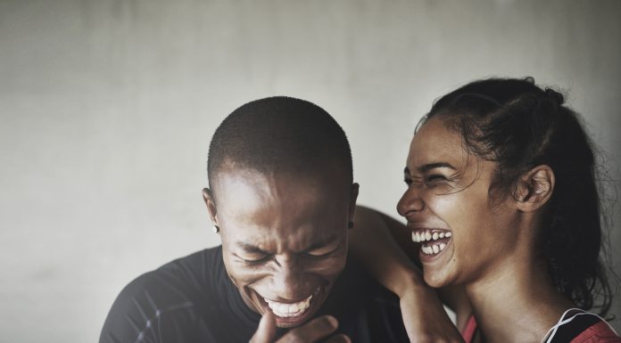 ¿Te hace reír? El humor mejora la intimidad de pareja, según estudios
