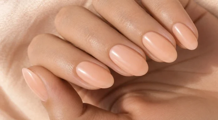 Peach milk nails: el tono que ilumina cualquier tono de piel y no te puedes perder