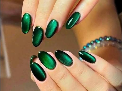 Uñas jade: el verde que domina el manicure este 2026