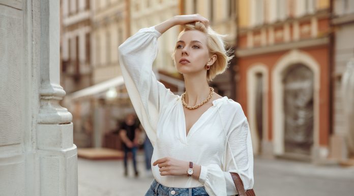 7 prendas que las mujeres elegantes compran una vez y usan por años
