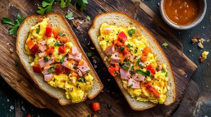 Huevos revueltos con cúrcuma y jamón listos en 10 minutos