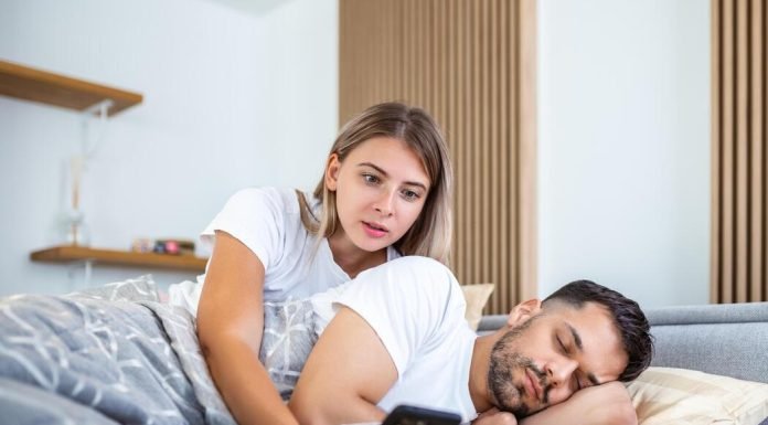 Microinfidelidad digital: señales que cruzan la línea