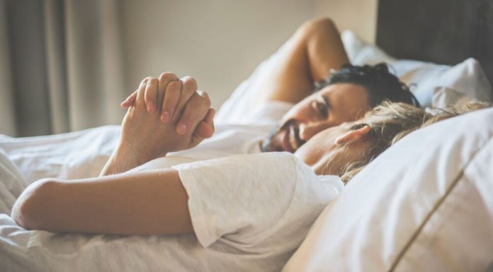 ¿Es normal que piense en otro hombre durante la intimidad?