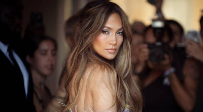 Jennifer Lopez luce “tremendos” abdominales a los 57 años