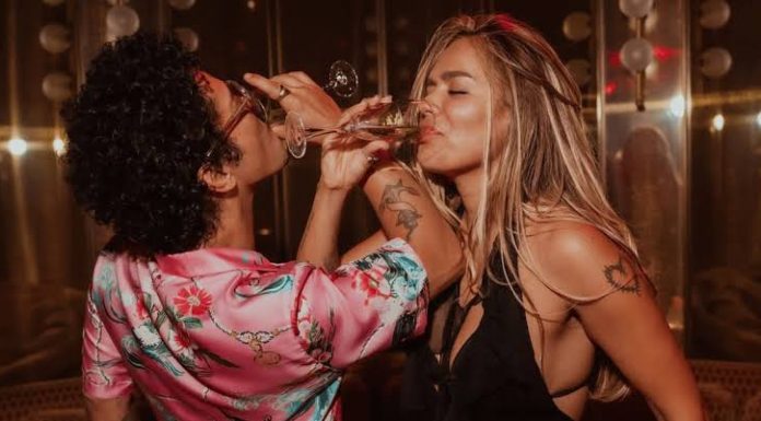 Karol G y Bruno Mars: imágenes y señales “con mucho amor”