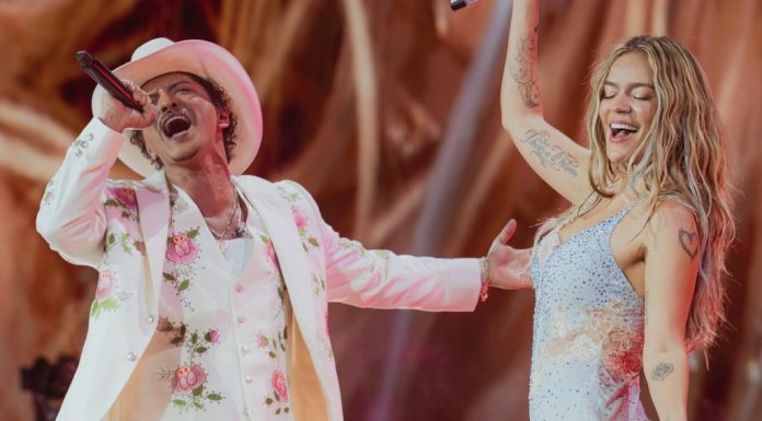 Karol G y Bruno Mars graban videoclip de ‘Still’ en vivo en Los Ángeles