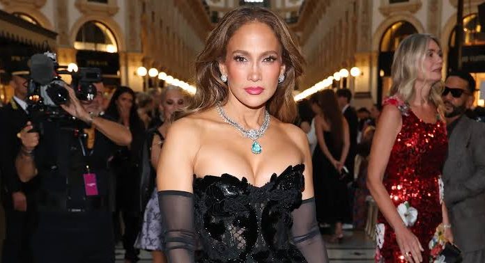 JLo, Gigi Hadid, J Balvin y más famosos que desfilaron en el ‘Vogue World’ en Milán