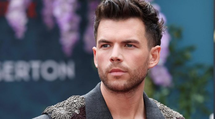 Actor de Bridgerton alzó la voz contra el odio: ¿qué le pasó?