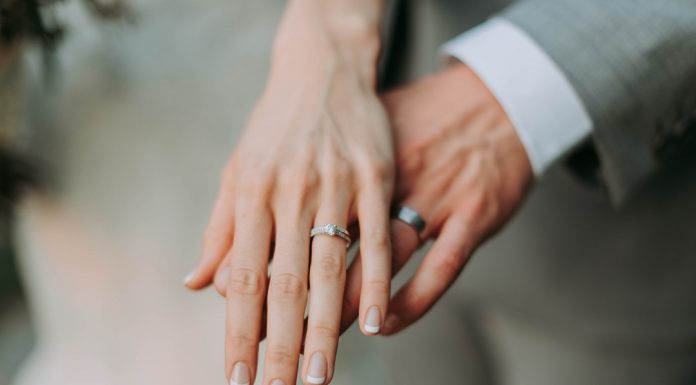 Milky pink: la manicura ideal para lucir tu anillo de compromiso