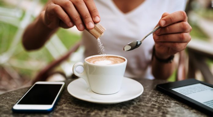 Alimentos y bebidas que aumentan el estrés, según expertos