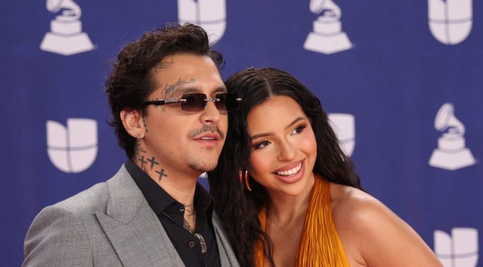 El ‘look nupcial’ con el que llegaron Ángela y Nodal a Premios Juventud 2026