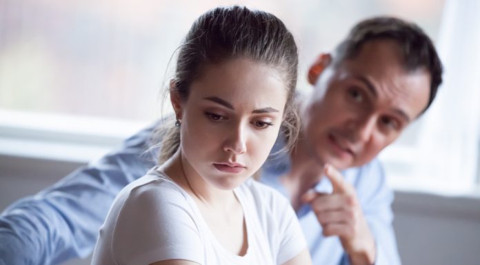 Señales de manipulación emocional que confundes con amor