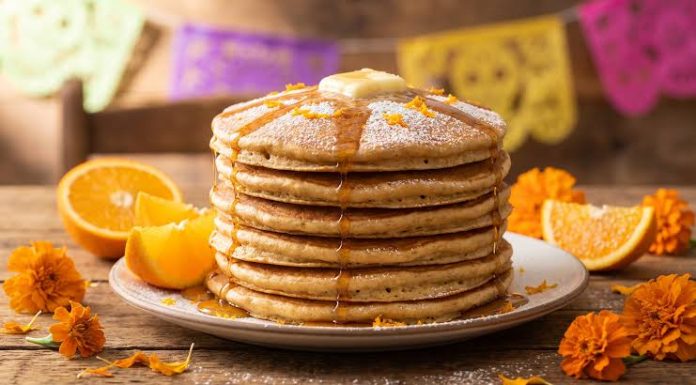 Hot cakes con sabor a pan de muerto y se prepara en pocos minutos