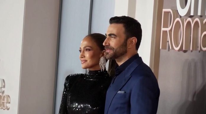 De la pantalla a la realidad: JLo estaría en un “romance” con Brett Goldstein, hay señales